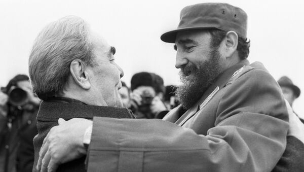 Fidel Castro y Leonid Brézhnev, líder de la URSS, durante la visita del líder cubano a Moscú - Sputnik Mundo