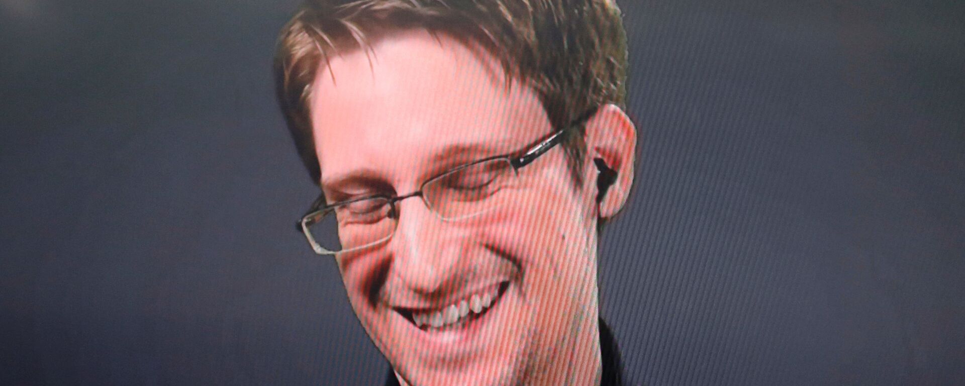 Edward Snowden speaks via video link during a news conference in New York City, U.S. September 14, 2016. - Sputnik Mundo, 1920, 04.10.2021