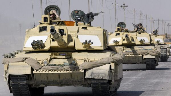 Una columna de tanques británicos Challenger avanza por una carretera mientras se retiran de la ciudad de Basora, en el sur de Irak, el 6 de abril de 2003. - Sputnik Mundo