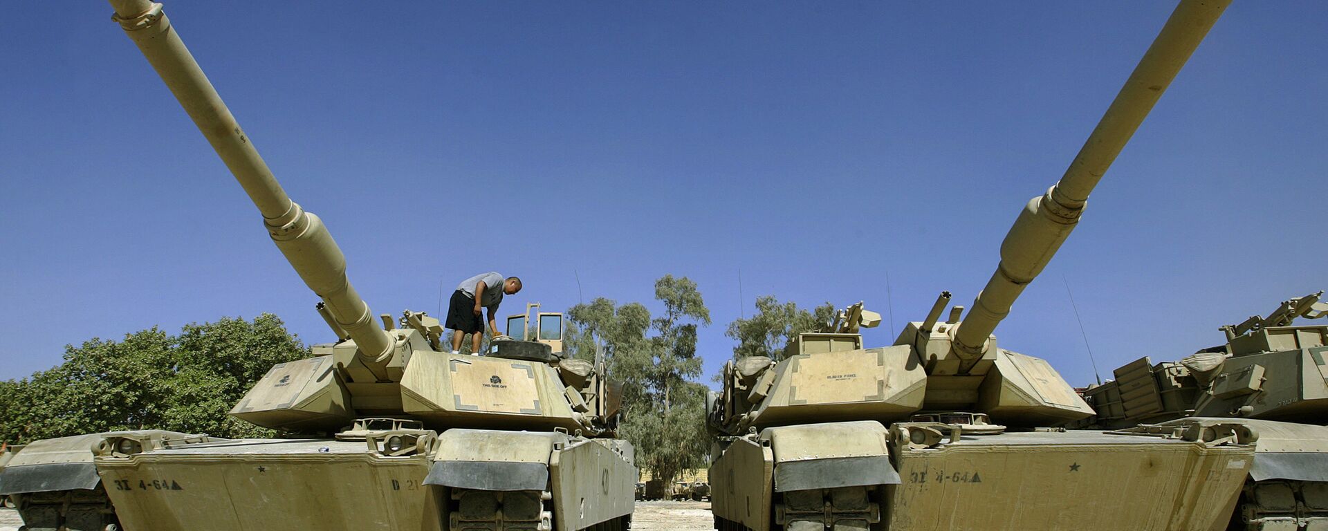 A US soldier of Delta Company, Task Force 4-64 Armor, works on the M1 Abrams Tanks at Camp Prosperity, in Baghdad's fortified Green Zone 31 August 2005 - Sputnik Mundo, 1920, 22.03.2023