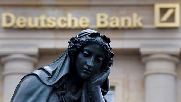 Una estatua enfrente del banco Deutsche Bank - Sputnik Mundo