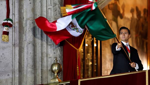 Enrique Peña Nieto con la bandera de México durante la fiesta de Independencia - Sputnik Mundo