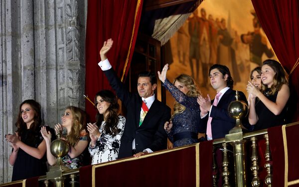 Enrique Peña Nieto y su esposa, Angélica Rivera, con sus hijos en el Palacio Nacional durante la fiesta de Independencia - Sputnik Mundo