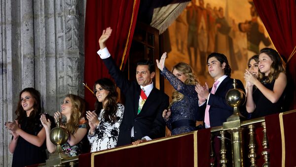 Enrique Peña Nieto y su esposa, Angélica Rivera, con sus hijos en el Palacio Nacional durante la fiesta de Independencia - Sputnik Mundo