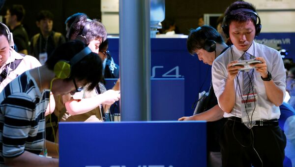 Посетители выставки Tokyo Game Show 2016 играют в Sony's PlayStation Vita, Токио, Япония - Sputnik Mundo