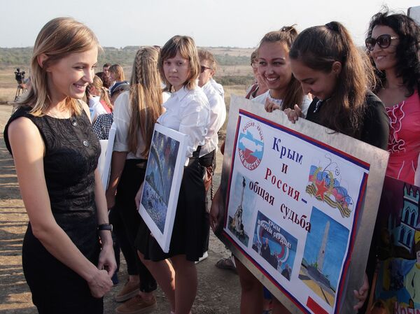 La fiscal de la república de Crimea, Natalia Poklónskaya durante el encuentro con los participantes del concurso de arte infantil en Kerch. - Sputnik Mundo