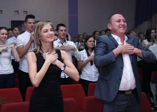 La fiscal de la república de Crimea, Natalia Poklónskaya durante la visita de la escuela №1 en Kerch. - Sputnik Mundo