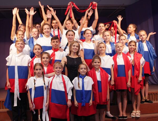 La fiscal de la república Crimea, Natalia Poklónskaya (en el centro) durante la visita de la escuela №1 en Kerch. - Sputnik Mundo