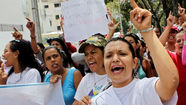 Las partidarias del presidente Nicolás Maduro durante las manifestaciones en Caracas - Sputnik Mundo