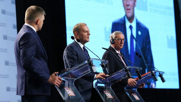 Primer ministro de Eslovaquia, Robert Fico, presidente del Consejo Europeo, Donald Tusk, y actual presidente de la Comisión Europea, Jean-Claude Juncker - Sputnik Mundo