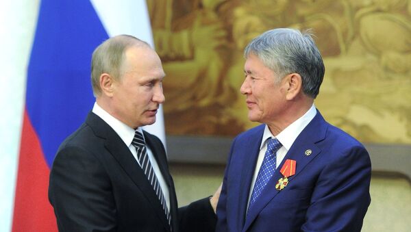 Putin condecora al presidente de Kirguistán con la orden de Alejandro Nevski - Sputnik Mundo