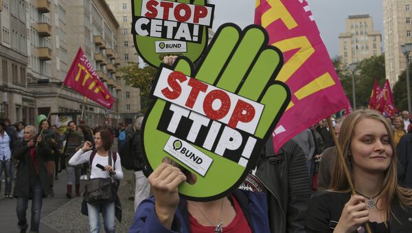 Más de 30.000 personas participan en Berlín en una manifestación contra la firma del acuerdo sobre la creación de la Asociación Transatlántica para el Comercio y la Inversión (TTIP) - Sputnik Mundo