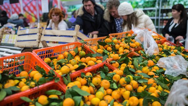 Жители Омска покупают турецкие фрукты в одном из магазинов города. Архивное фото - Sputnik Mundo