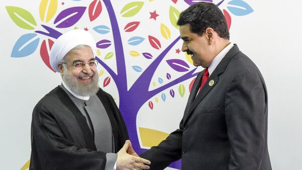 Iranian President Hassan Rouhani greets Venezuelan President Nicolas Maduro - Sputnik Mundo