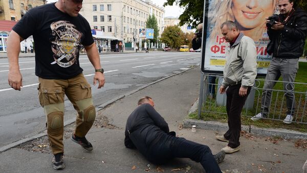 Los nacionalistas ucranianos cerca de la embajada rusa en Kiev - Sputnik Mundo