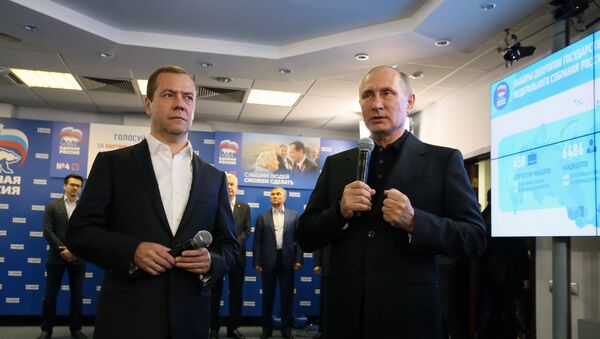 El primer ministro ruso, Dmitri Medvedev, y el mandatario del país, Vladímir Putin, en la sede del partido Rusia Unida - Sputnik Mundo