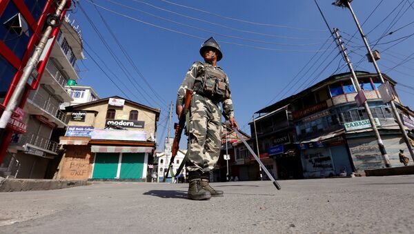 Un policía indio en Srinagar - Sputnik Mundo