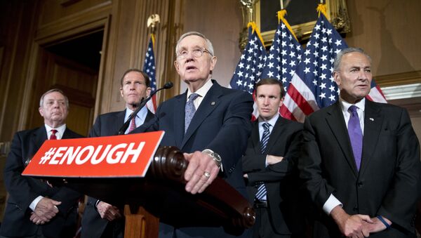 Los Senadore Richard Durbin, Richard Blumenthal, Chris Murphy y Charles Schumer se pronuncian contra la libre venta de armas - Sputnik Mundo