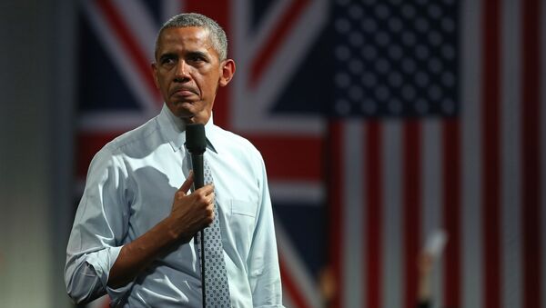 Barack Obama, presidente de EEUU, con las banderas del Reino Unido y EEUU de fondo - Sputnik Mundo