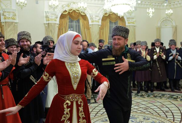 Ramzán Kadírov baila durante la noche de la gala dedicada a la celebración del Día de la Mujer Chechena, en Grozni. - Sputnik Mundo