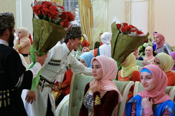 Los participantes en el acto dedicado a la celebración del Día de la Mujer Chechena, en Grozni. - Sputnik Mundo