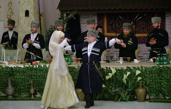 El ministro de Política Étnica, Comunicación, Prensa e Información de la república rusa de Chechenia, Dzhambulat Umárov, participa en la gala dedicada a la celebración del Día de la Mujer Chechena, en Grozni. - Sputnik Mundo