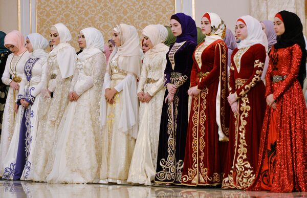 Las participantes en el evento dedicado a la celebración del Día de la Mujer Chechena, en Grozni. - Sputnik Mundo