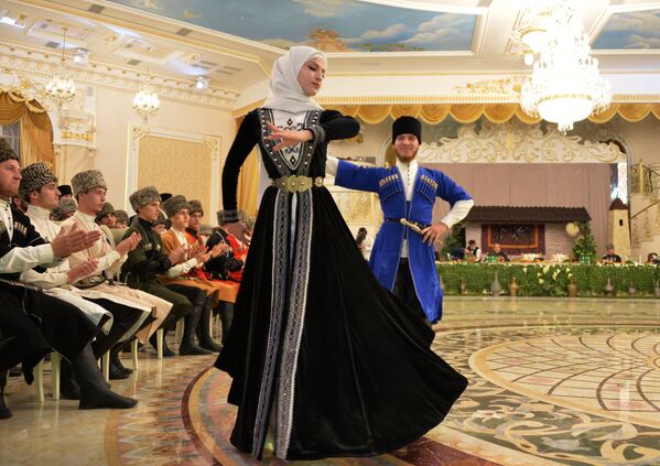 Los participantes en el evento dedicado a la celebración del Día de la Mujer Chechena, en Grozni. - Sputnik Mundo
