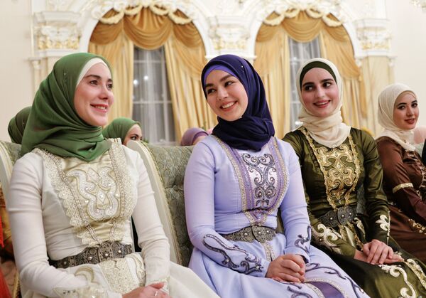 Las participantes en los actos dedicados a la celebración del Día de la Mujer Chechena, en Grozni. - Sputnik Mundo