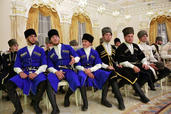 Los participantes en los actos dedicados a la celebración del Día de la Mujer Chechena, en Grozni. - Sputnik Mundo