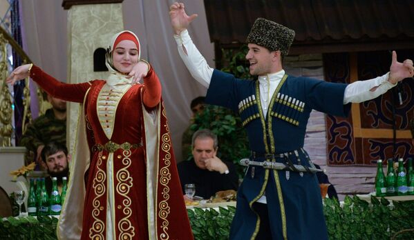 Los participantes en los actos de homenaje del Día de la Mujer Chechena, en Grozni. - Sputnik Mundo