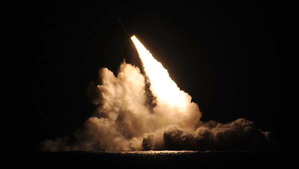 Misil balístico lanzado desde el submarino estadounidense Kentucky - Sputnik Mundo