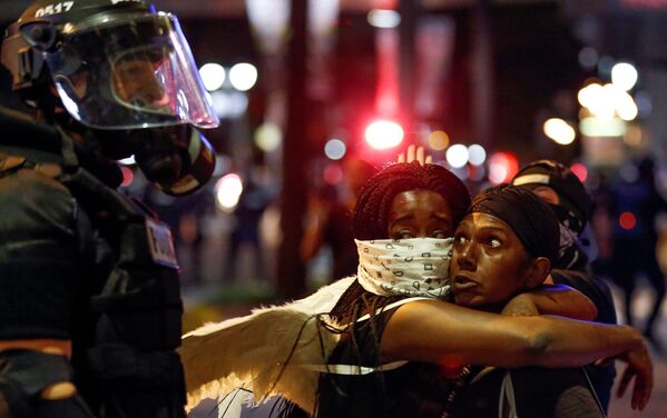 Manifestantes participan en las protestas por la muerte del afroamericano, Keith Lamont Scott, a manos de la policía en la ciudad estadounidense de Charlotte, Carolina del Norte. - Sputnik Mundo