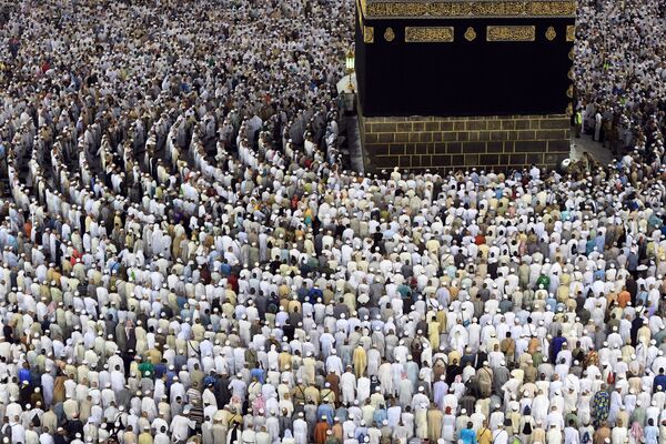 Fieles reunidos alrededor de la Kaaba, durante el Hach —peregrinación anual de los musulmanes a La Meca—, el 18 de septiembre. - Sputnik Mundo