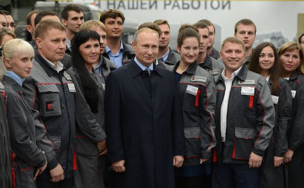 El presidente de Rusia, Vladímir Putin, se reúne con empleados del consorcio Kaláshnikov, en Izhevsk, el 20 de septiembre. - Sputnik Mundo
