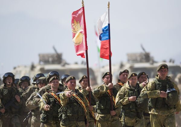 Soldados de los países de la Organización de Cooperación de Shanghái (OCS) durante las maniobras antiterroristas 'Misión de Paz' en Kirguistán. - Sputnik Mundo