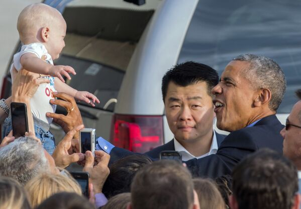 El presidente de Estados Unidos, Barack Obama, saluda a un bebé al llegar al Aeropuerto Internacional John F. Kennedy, en Nueva York. - Sputnik Mundo