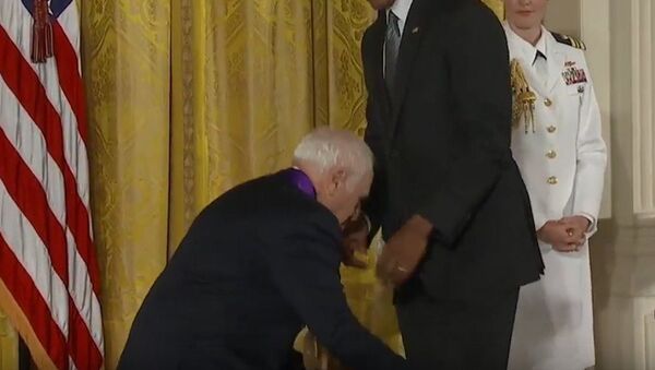 Hombre de 90 años intenta desnudar a Barack Obama - Sputnik Mundo