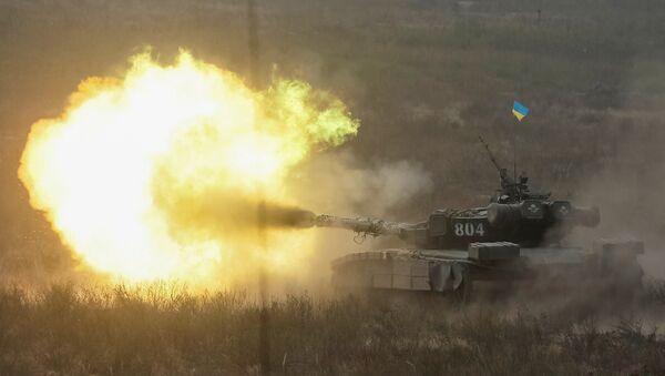 A tank fires during a military exercise in the training centre of Ukrainian Ground Forces near Goncharivske - Sputnik Mundo