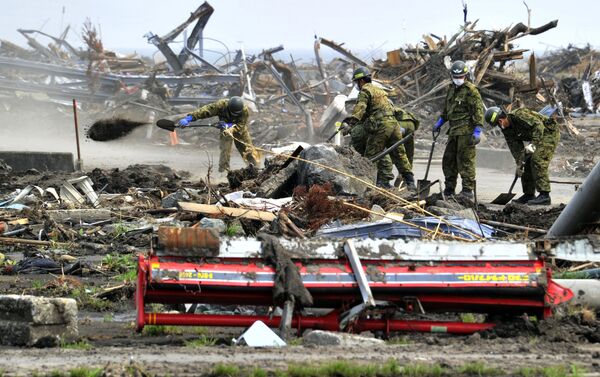 Los soldados de las Fuerzas de Autodefensa de Japón limpian el territorio afectado por el terremoto en Fukushima - Sputnik Mundo