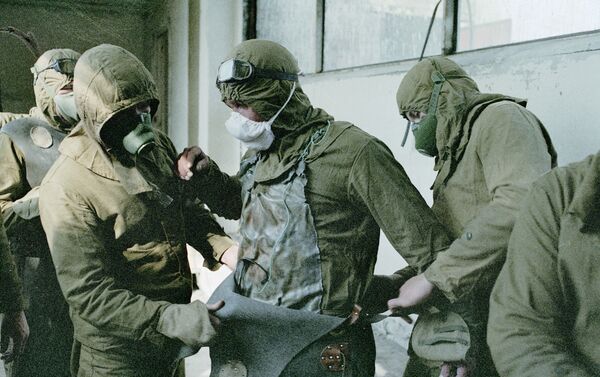 Los soldados en trajes de protección en Chernóbil - Sputnik Mundo