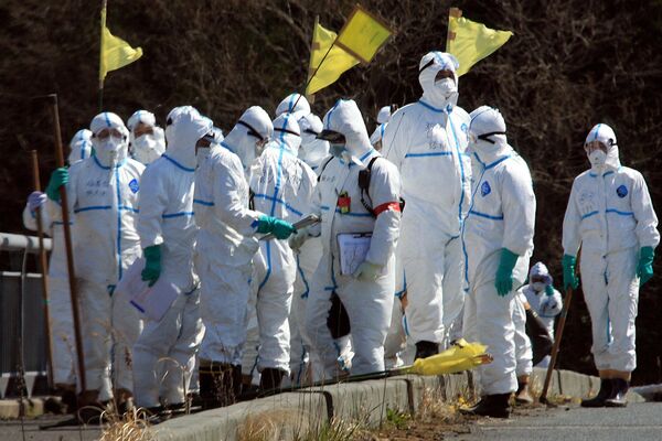 Policías en trajes de protección buscan a desaparecidos en Fukushima - Sputnik Mundo