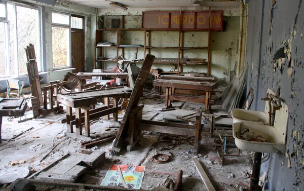 Una escuela abandonada en Chernóbil - Sputnik Mundo
