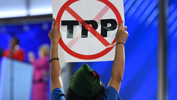 A delegate hoists and anti-TPP sign on Day 1 of the Democratic National Convention at the Wells Fargo Center in Philadelphia, Pennsylvania, July 25, 2016 - Sputnik Mundo