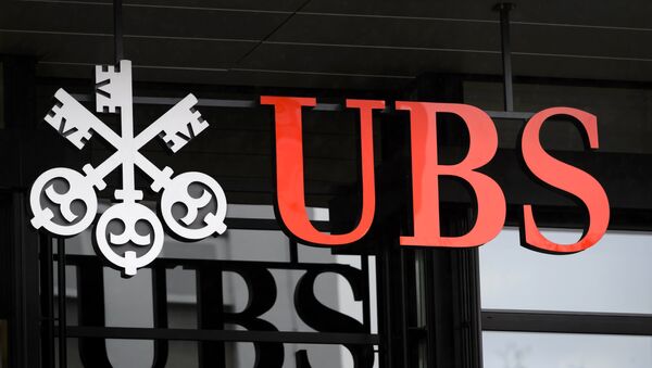 A picture taken on on January 12, 2016 shows the logo of the Swiss global financial services company UBS at the entrance of a branch's building in Zurich.  - Sputnik Mundo