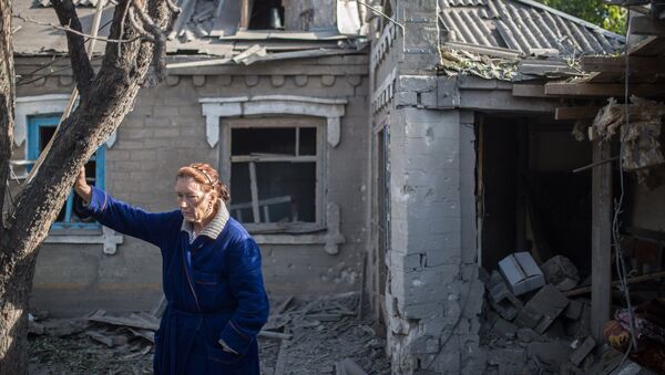 Consecuencias de bombardeos en el poblado de Alexándrovk, Donbás - Sputnik Mundo