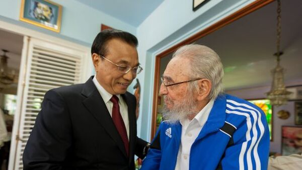 El primer ministro de China, Li Keqiang, y el expresidente cubano, Fidel Castro - Sputnik Mundo
