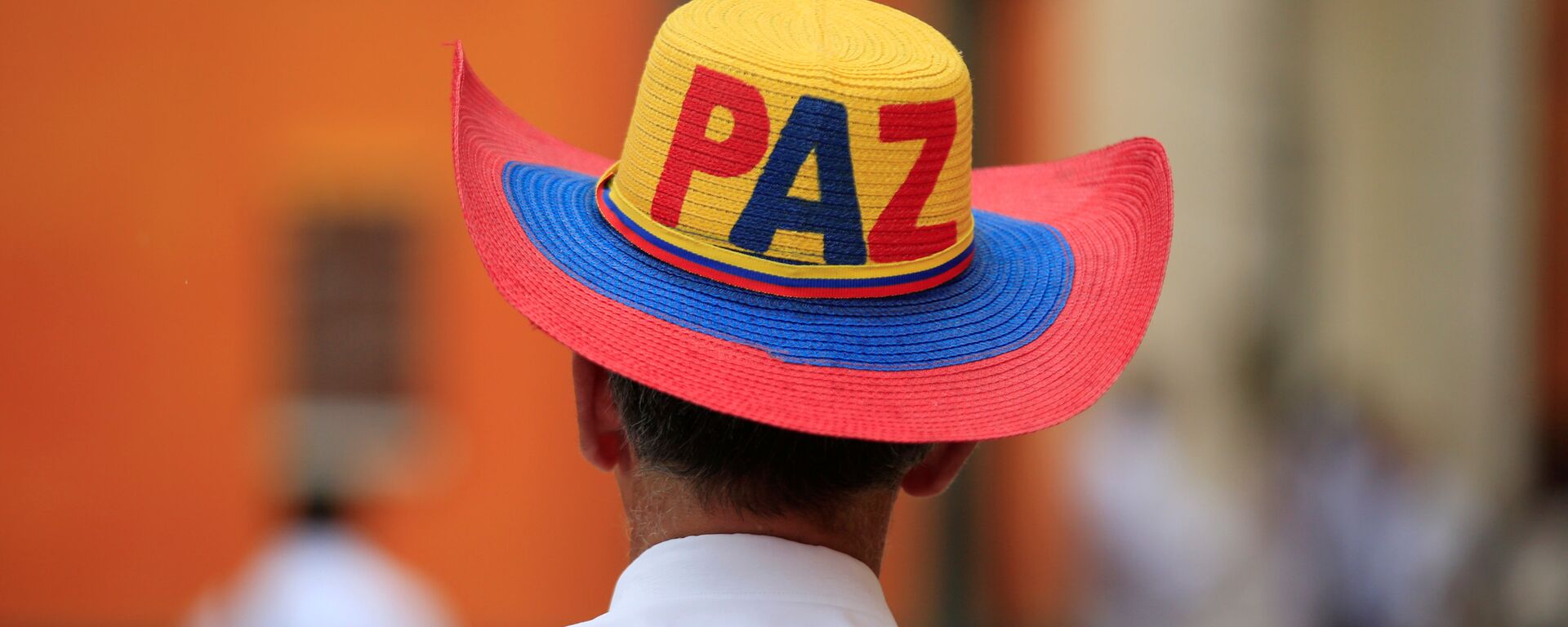 A man walks on a street wearing a hat with the writing Peace in Cartagena, Colombia, September 26, 2016. - Sputnik Mundo, 1920, 25.11.2021