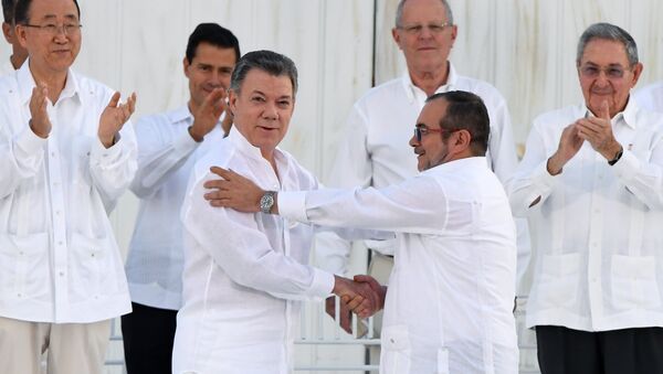 Juan Manuel Santos y Rodrigo Londoño Echeverri, alias 'Timochenko' - Sputnik Mundo
