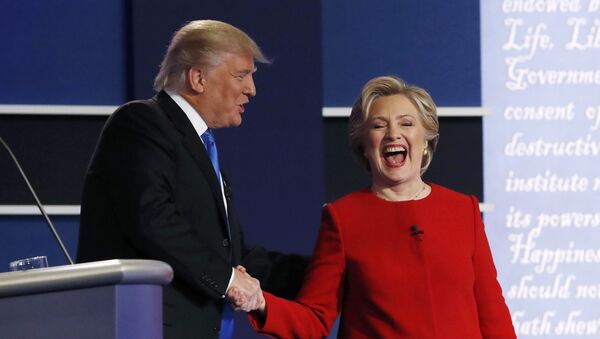 Donald Trump y Hillary Clinton, candidatos a la presidencia de EEUU, tras el debate - Sputnik Mundo